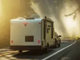 Caravana conduciendo por la carretera