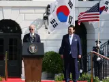 El presidente surcoreano Yoon Suk Yeol y el presidente estadounidense Joe Biden hablan con los medios durante una ceremonia oficial de bienvenida antes de su reunión en la Casa Blanca.