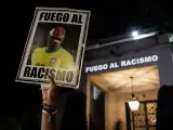 Manifestantes de movimientos sociales protestan en contra de los ataques racistas sufridos por el jugador brasileño del Real Madrid Vinicius Jr, frente al Consulado General de España en Sao Paulo (Brasil).