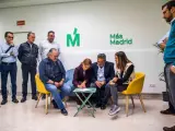 La candidata autonómica de Más Madrid, Mónica García, junto a representantes del sector del taxi en la Comunidad