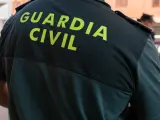 Un agente de la Guardia Civil de espaldas.