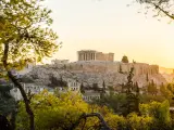 En Atenas se fusiona de manera sutil el pasado con el presente. El Partenón, el Templo de Zeus Olímpico o el Ágora se levantan como símbolo de su rica historia, que en la actualidad destaca también por su gastronomía o su vida nocturna.
