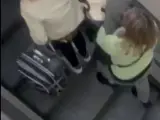 Los Mossos pillan 'in fraganti' a una mujer robando en el metro de Barcelona.