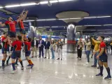 Los jugadores de la selección española entrenan en el Metro de Madrid.