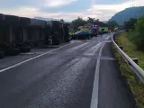 Muere el conductor de un camión que sufrió una salida de vía en Vilamartín de Valdeorras.