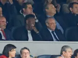 Vinícius y Florentino Pérez disfrutando del Real Madrid-Rayo desde el palco presidencial del Bernabéu.