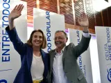 La secretaria general del Partido Popular, Cuca Gamarra, junto al presidente de Ceuta , Juan Jesús Vivas.