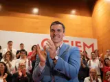 El secretario general del PSOE y presidente del Gobierno, Pedro S&aacute;nchez, aplaude a su llegada al acto de final de campa&ntilde;a electoral del PSC, en el Palau de Congressos, a 26 de mayo de 2023, en Tarragona.