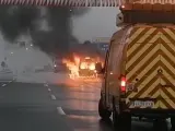 Una ambulancia privada se incendia en la AP-6.