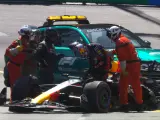 Checo Pérez se baja del coche tras el accidente en la Q1 en Mónaco.