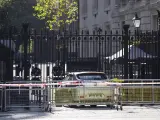 Imagen del coche que chocó contra el acceso a la calle Downing, en Londres, donde está la residencia del primer ministro de Reino Unido.