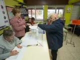 Un vecino vota a primera hora en la mesa electoral de O Perdouro, en Burela, donde se repiten las elecciones municipales por irregularidades en el recuento de mayo, en Lugo (Galicia/España) a 17 de noviembre de 2019.
