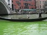 La Policía italiana investiga en Venecia la fuente que podría haber causado la fosforescencia verde que ha aparecido este domingo en las aguas del Gran Canal de la ciudad.