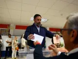 El líder de Vox, Santiago Abascal, ha ejercido su derecho a voto este 28M en el Colegio Público Pinar del Rey, en Madrid.