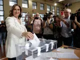 La alcaldesa de Barcelona, Ada Colau, vota en el Centro Cívico La Sedeta de la capital catalana.