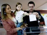 El presidente de la Generalitat, Pere Aragonès, junto a su mujer y su hija, ejerce su derecho al voto en un colegio electoral de Pineda del Mar, Barcelona, este domingo durante las elecciones municipales.