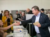 El presidente de Castilla-La Mancha y candidato del PSOE a la reelección, Emiliano García-Page, ejerce su derecho al voto.