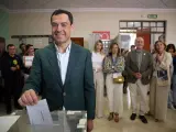 El presidente del PP andaluz y de la Junta, Juanma Moreno, ejerce su derecho al voto en Málaga, este domingo de elecciones municipales