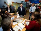 El presidente de la Región de Murcia, Fernando López Miras, ha votado en el colegio San José de Lorca este domingo, acompañado por el candidato a la alcaldía de Lorca por el PP, Fulgencio Gil (d).