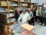 Los vecinos de la localidad riojana de Villarroya ejercen du derecho al voto.