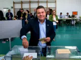 El presidente de Castilla la Mancha, Emiliano García Page, vota en su colegio electoral este domingo en Toledo.