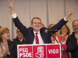 Vigo (Pontevedra), 28/05/2023.- El alcalde de Vigo, Abel Caballero, durante su comparecencia tras conocerse los resultados en las elecciones celebradas hoy Domingo. EFE / Salvador Sas.