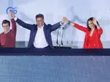 Almeida, Feijóo y Ayuso festejan los resultados desde Génova.