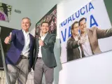 GRAFAND2241. SEVILLA, 29/05/2023.- El candidato a la alcaldía de Sevilla, José Luis Sanz (i). y el presidente del PP andaluz, Juanma Moreno (c), celebran la victoria en la sede regional del partido en Sevilla. EFE/ Raúl Caro.