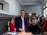 El presidente del Gobierno, Pedro Sánchez, ejerce su derecho al voto el pasado domingo.