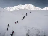Gente ascendiendo en el Everest.