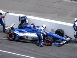 Los mecánicos de Álex Palou llevan al garaje al español tras chocar con Rinus Veekay en las 500 Millas de Indianápolis.