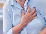 Uno de los síntomas del infarto de miocardio en mujeres es el dolor torácico.