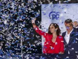 La candidata del PP a la Comunidad de Madrid y ganadora de las elecciones, Isabel Díaz Ayuso, junto a Alberto Núñez Feijóo este domingo en Génova, celebrando la victoria electoral.