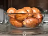 El truco de Arguiñano para cocer patatas al microondas en seis minutos.