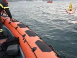 Servicios de búsqueda y rescate italianos tras el vuelco de una embarcación en Lombardía.