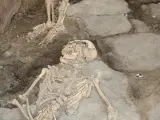 Dos de los esqueletos hallados en Pompeya