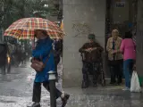 Una mujer con paraguas bajo la lluvia, a 29 de mayo de 2023, en Madrid.