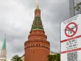 Una señal de "Zona prohibida para drones" cerca del Kremlin en Moscú.