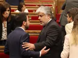El president Aragonès y el presidente del grupo parlamentario de Junts, Albert Batet, este miércoles en el Parlament.