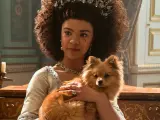 La reina Carlota con uno de sus pomerania en la exitosa miniserie de Netflix