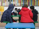 Niños jugando en el recreo del colegio.