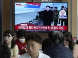 Una pantalla de televisión muestra una imagen de archivo del líder norcoreano Kim Jong Un durante un programa de noticias en la estación de tren de Seúl, en Seúl, Corea del Sur, el miércoles 31 de mayo de 2023.
