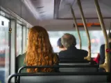 Una mujer en un autobús.