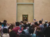 Da Vinci pintó el fondo de la Gioconda con su característico efecto 'esfumado' y un usuario ha querido que gane protagonismo con la IA de Photoshop.