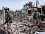 Dos soldados en Avdiivka, una ciudad arrasada que resiste al ataque ruso