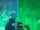 Un fan sube a un concierto de Eladio Carrión y le vomita en directo.