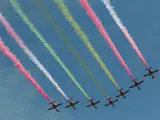 Unos de los más aplaudidos han sido los pilotos de la Patrulla Águila al pintar el cielo con los colores de la bandera.