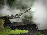 Soldados del Ejército ucraniano emplean artillería autopropulsada alemana hacia posiciones rusas en la línea del frente de Bajmut, región de Donetsk.