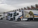 Varios camiones estacionados