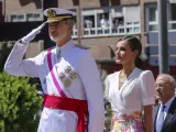 Los numerosos ciudadanos que se han acercado a ver el desfile han recibido a Felipe VI y doña Letizia con gritos de "Viva el Rey" y "Vivan los Reyes".